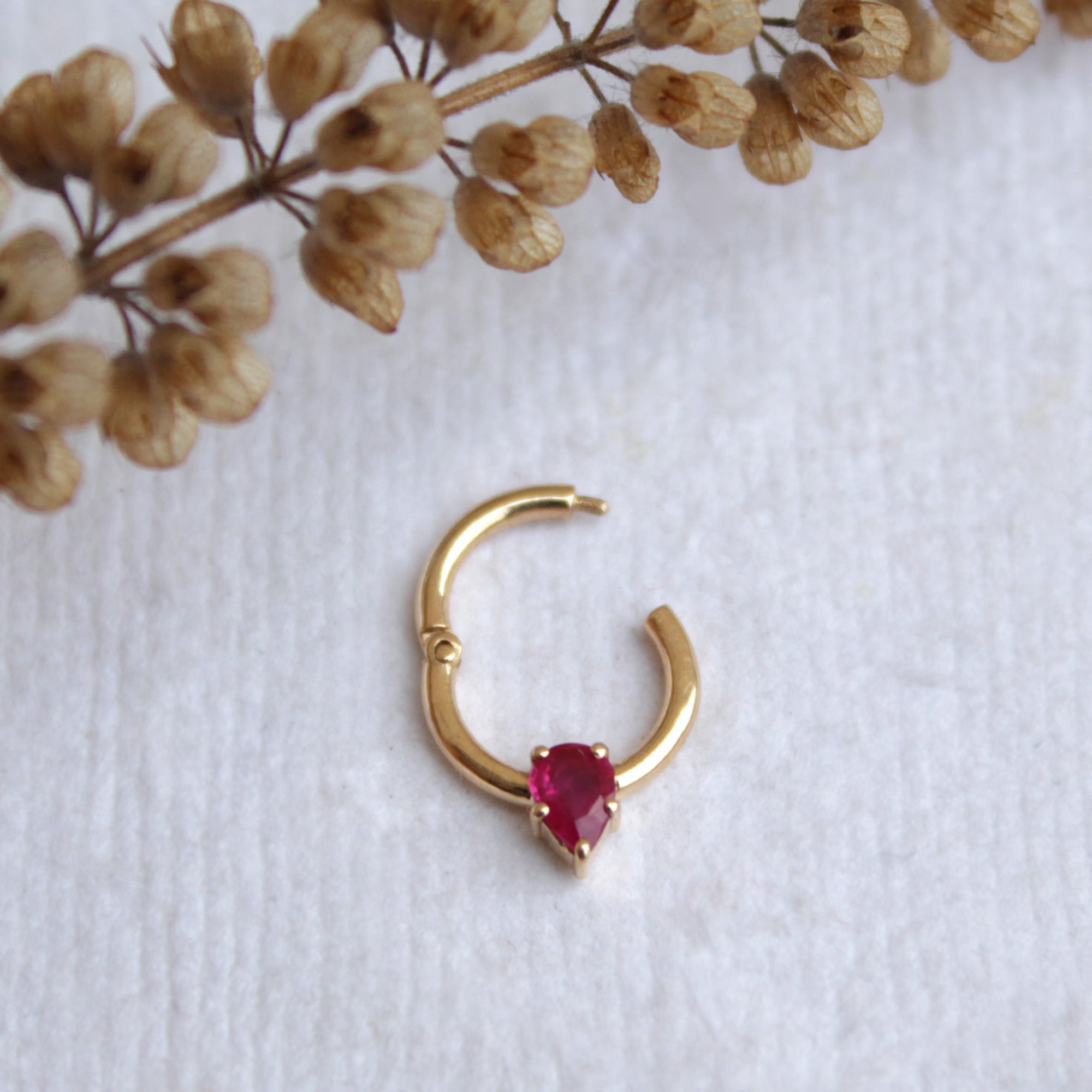 6-13mm Pear Ruby Seamless Clicker 18g