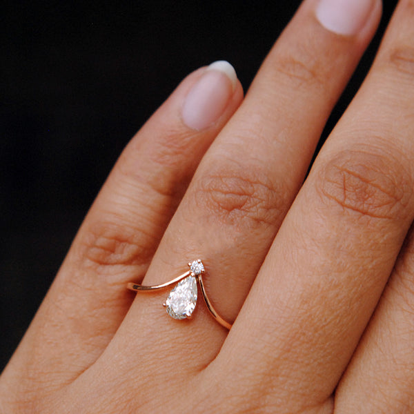 Floating pear shaped diamond ring discount
