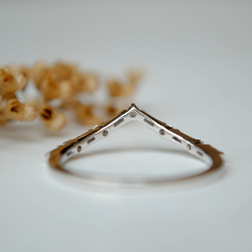 Round & Baguette Diamond Chevron V Ring