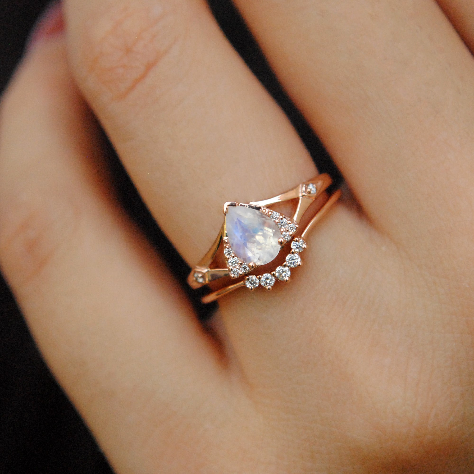 Montone Rang Gold Moonstone Engagement Rings