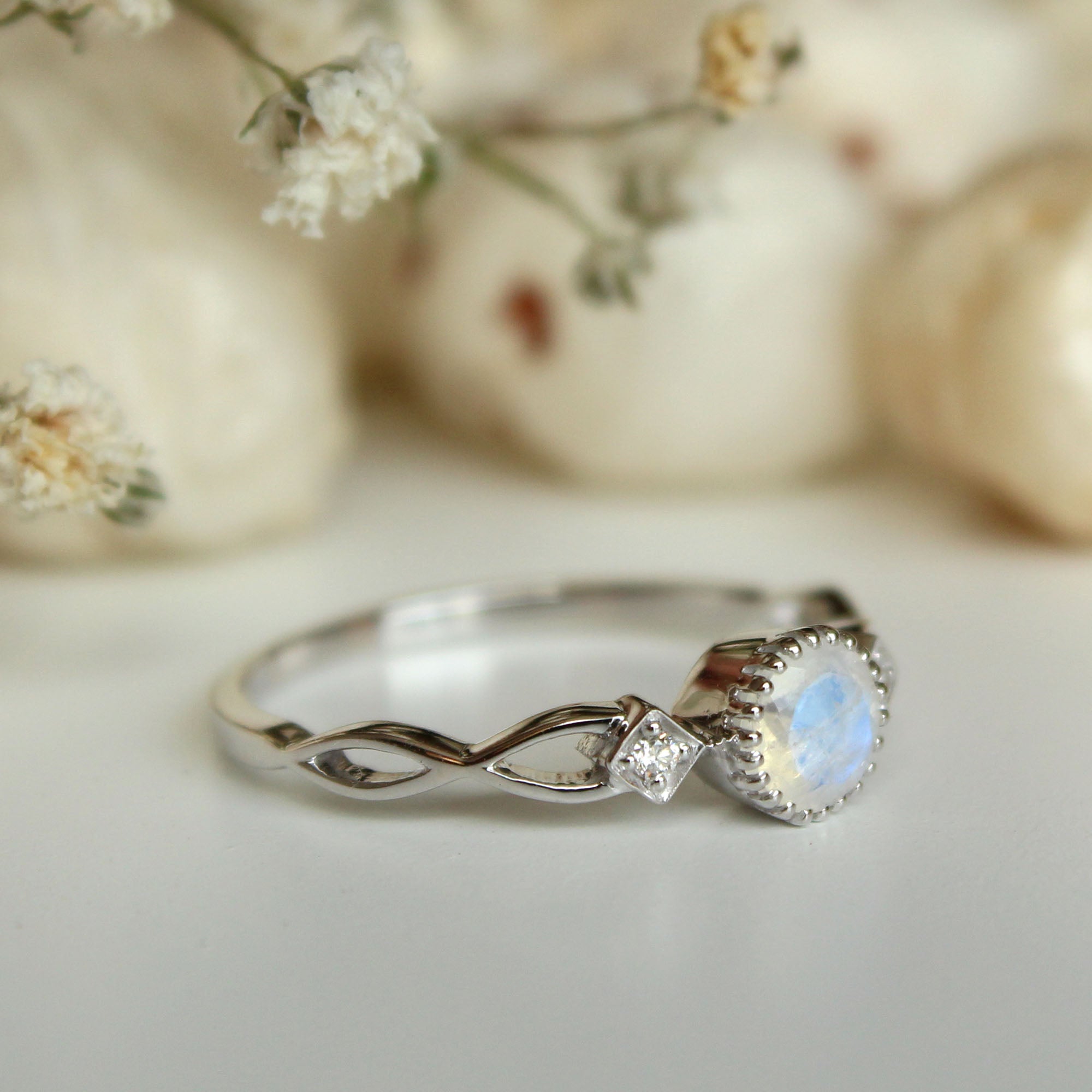 Rainbow Moonstone Meaning and Healing Properties – Enchanting Earth