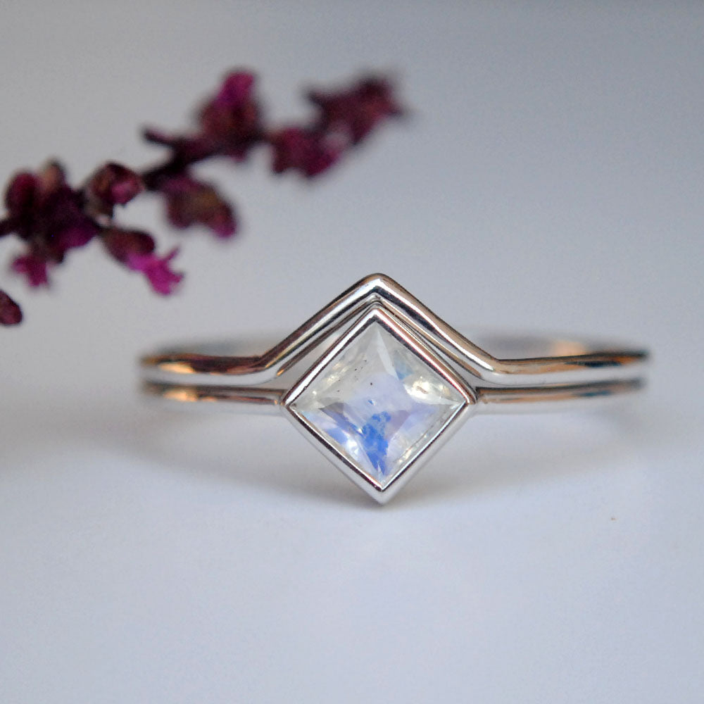 Simple Oval Cut Moonstone Ring | LUO