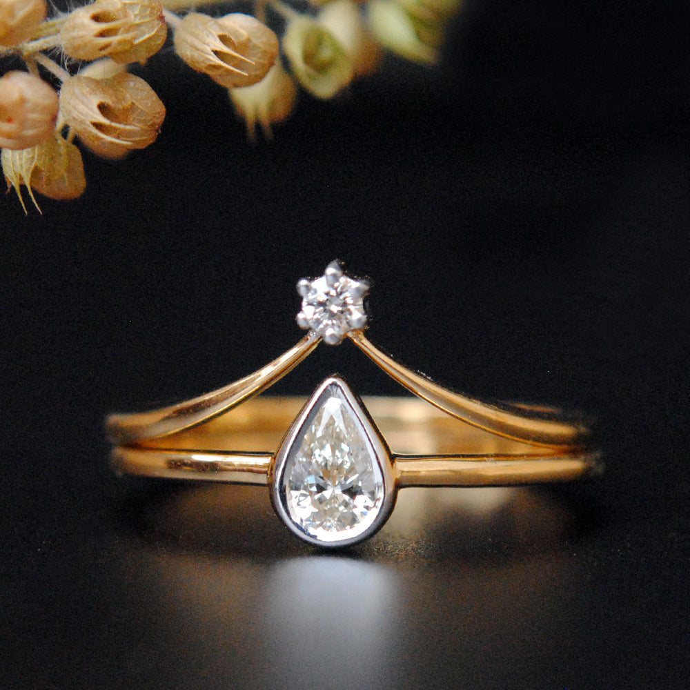 Bezel Set Pear Cut Diamond Ring Set With Single Diamond V Ring