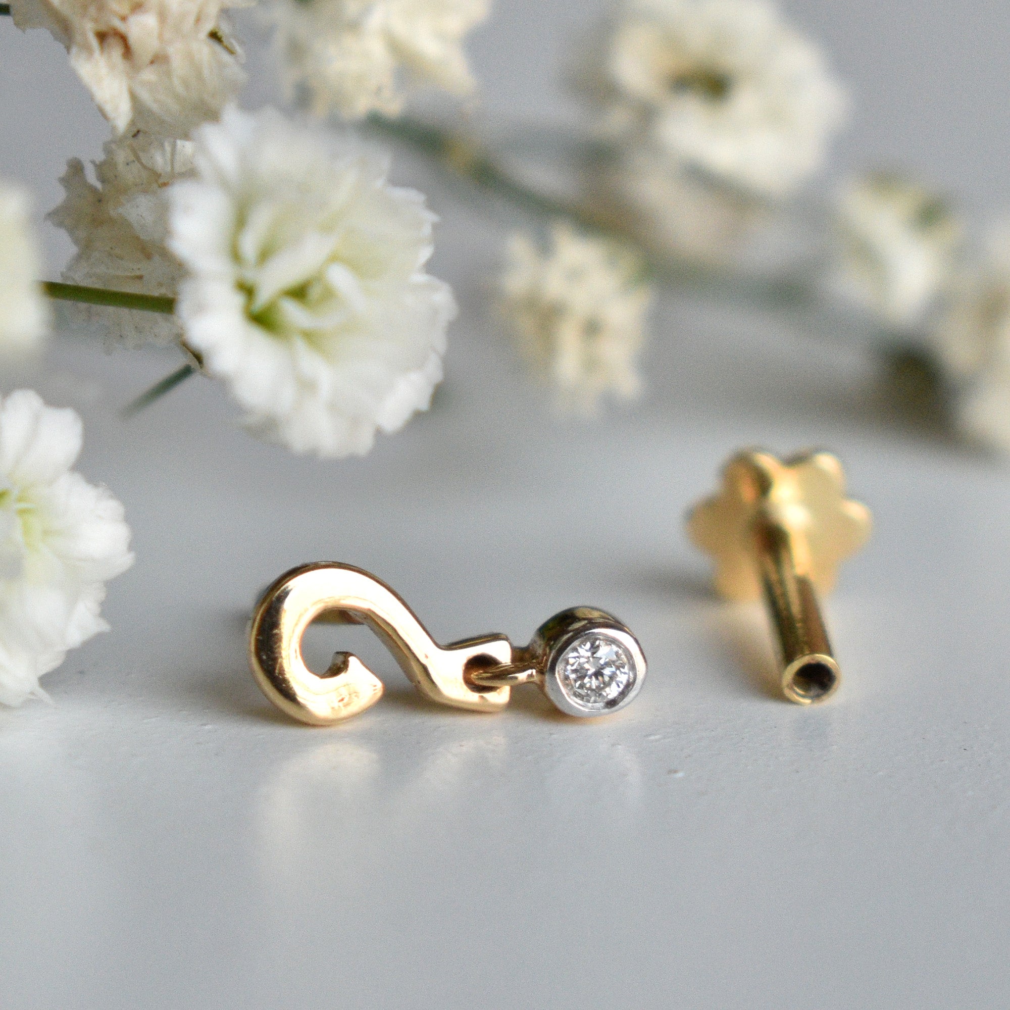 Shape I earrings in gold vermeil by Sara Robertsson Jewellery | Finematter